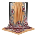 Elegante foulard in satin oro champagne con stampe floreali retrò su display minimalista - Cammello