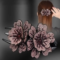 Elegante fermaglio per capelli con fiori di strass viola e vista posteriore della modella - Fior di Pesco Viola Elegante