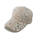 Detailansicht der beige Samt-Baseballkappe mit aufwendiger Strassstein-Verzierung - Khaki