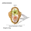 Dettaglio dell'anello con fiori secchi fatti a mano e petali verdi e rosa in metallo oro - Stile Fiore Pressato Rosa e Verde Ovale (JDRW2306002)