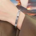 Vista dettagliata del bracciale rigido in acciaio argento con incisione Love Forever - Argento