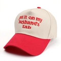 Dettaglio del ricamo rosso su un cappello da baseball bicolore beige e rosso - Rosso