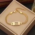 Dettaglio macro del bracciale dorato con cristalli bianchi e chiusura a moschettone - Stile Geometrico Svuotato Con Strass (7#)
