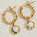 Orecchini a cerchio dorati a spirale con ciondolo in pietra bianca stile francese chic - Cerchi a Torsione + Pendente Rotondo / Oro + Pendente Bianco