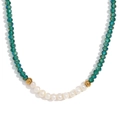 Collier fait main avec cristaux verts facettés, perles blanches et billes dorées - Vert Paon Plaqué
