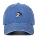 Détail d'une casquette en coton délavé bleu avec broderie de style urbain de haute qualité - Taille unique / Bleu clair