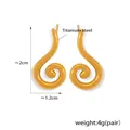 Pendientes bohemios de acero de titanio con textura en espiral y baño de oro de 18k - Dorado
