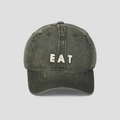 Dettaglio del ricamo bianco della lettera EAT sul cappello denim grigio lavato vintage - M (56-58cm) / Verde