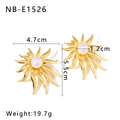 Vue détaillée des boucles d'oreilles fleur de corail en or 18K avec perles et dimensions - Style Tournesol Radiant (NB-E1526) / Or 18K