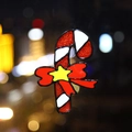 Sticker de Noël pour fenêtre avec sucre d'orge et étoile sur fond de ville illuminée - Canne de Bonbon