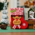 Detail eines kleinen roten Weihnachtssockens mit 3D-Rentierfigur und Schneeflockenmuster - Elch