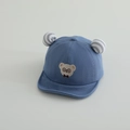 Dettaglio cappello neonato con orso ricamato e orecchie 3D in morbido tessuto cotone - Blu