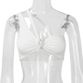 Détail du crop top blanc côtelé avec bretelles asymétriques et anneau métallique central - S / Blanc