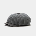 Détail d'une casquette gavroche rayée noir gris avec coutures octogonales et bouton - gris foncé