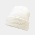 Primer plano de un gorro de punto acanalado blanco con dobladillo ancho para invierno - Talla única / Blanco