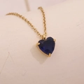 Collar dorado con un colgante de zafiro azul tallado en forma de corazón y engaste de cuatro garras - Junio / Azul Profundo (5722226372620)