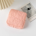 Dettaglio borsa per assorbenti rosa trapuntata con fiori 3D e cerniera scorrevole - 13*13*4CM / Rosa