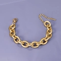Dettaglio del bracciale a catena spessa in acciaio dorato con chiusura a moschettone - Bracciale / Oro