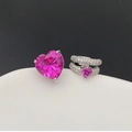 Vue détaillée des bagues en argent avec cristaux en forme de cœur rose et zircons - Tige d'Oreille Rose Rouge