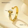 Detail van een gouden open C-ring met vijf parels en een rechthoekige staaf met zirkoon - Parels & Zirkonia Rij Open Stijl (NMSR-B7210-5) / Goud