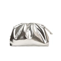 Elegante borsa a nuvola argento metallizzato con design a pieghe e finitura lucida - Argento