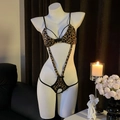 Sexueller Body mit Leopardenmuster, Ausschnitten und dünnen Trägern auf Schaufensterpuppe - Leopardenmuster