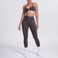 Dettaglio del set leggings a vita alta e reggiseno sportivo halter in caffè scuro - marrone cioccolato