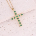 Collana con croce in rame placcato oro 18K con zirconi verdi su sfondo di pietra - Verde
