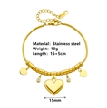Détail du pendentif cœur en or 18K avec poinçon S.STEEL sur chaîne réglable - Bracelet Avec Coeurs et Zircones (O410)