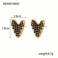 Détail de boucles d'oreilles cœur avec strass noirs montrant la taille 1,6 cm par 1,8 cm - Noir