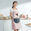 Grembiule rosa impermeabile con tasca grigio scuro e illustrazione ragazza caffè - Standard / Rosa Loto