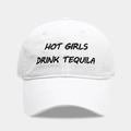 Detalle de la gorra blanca de algodón con bordado negro de Hot Girls Drink Tequila - Ajustable / Blanco