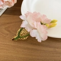 Detail der Haarspange mit rosa Stoffblumen und goldener filigraner Basis auf Holz - Stoff 3D Blumencluster Stil (69#) / Rosa