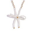 Elegante collana con fiocco dorato, perle di cristallo trasparente e sfere di metallo su bianco - Bianco Trasparente
