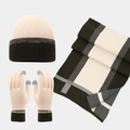 Detailansicht des Wintersets mit Strickmütze, Karoschal und Touchscreen-Handschuhen - Beige