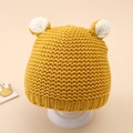Detail der senfgelben Baby-Strickmütze mit süßen weißen 3D-Ohren und Rippstrick - 5-20 Monate / Gelb