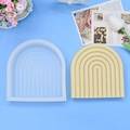 Macro-opname van de regenboog siliconen mal en gipsen tray voor DIY kaarsen maken - Doorschijnende witte regenboogbrug (3)