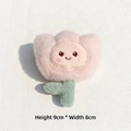 Détail d'un pendentif fleur en peluche rose avec sourire et dimensions 9cm par 8cm - Version Originale / Rose