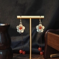 Ohrringe im neuen chinesischen Stil mit Silberblumen-Motiv und roten Achatperlen - Silberne Blume schwarzer Knoten roter Achat(E4854-2)