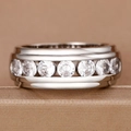 Anillo de boda para hombre estilo hip-hop con circonitas redondas engastadas en carril - US 6 / Oro blanco
