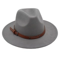 Détail d'un chapeau fedora gris avec ceinture en cuir marron et boucle métallique - Gris Clair (Deux Clous)