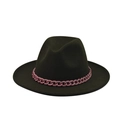 Détail d'un chapeau fedora en laine vert foncé avec une grosse chaîne en plastique rose vif - Vert Encre Foncé (25)