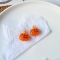 Dettaglio di ciondoli a forma di zucca di Halloween in resina arancione con facce buffe - Zucca Arancione Chiaro
