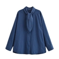 Damen Karohemd in Blau mit passender Schluppe und langen Ärmeln auf weißem Hintergrund - XS / Marineblau Kariert