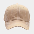 Detalle de gorra de lona lavada caqui con costuras blancas en contraste y efecto desgastado - Caqui