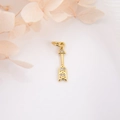 Elegante colgante de flecha dorada con circonitas para joyería DIY sobre fondo crema - Colgante de Flecha Larga / Dorado