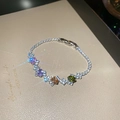 Vista dettagliata del bracciale a fiori placcato oro con gemme colorate e perle - Colorato