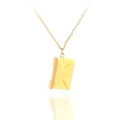 Collar minimalista con colgante de sobre dorado y acabado pulido en cadena fina - Dorado