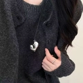 Dettaglio del ciondolo a cuore lucido su cordino nero indossato su maglia grigia - Cuore 3D Argento Finitura a Specchio (6# Collana-Argento)