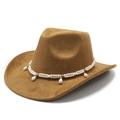 Detalle de sombrero de vaquero marrón con banda de perlas de doble capa y colgantes de gota - Caqui